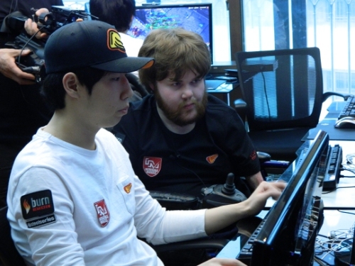 Matthew “LookNoHands” Fink trains for StarCraft II with another gamer.