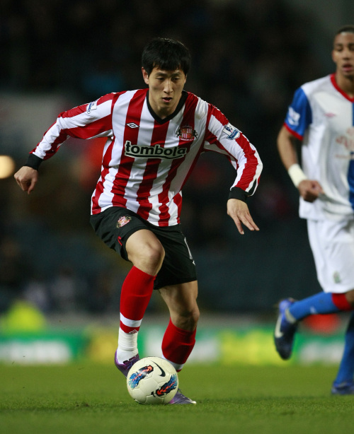 <YONHAP PHOTO-0229> Sunderland's Dong-Won Ji in action against Sunderland during their English Premier League soccer match at Ewood Park, Blackburn, England, Tuesday March 20, 2012. (AP Photo/Tim Hales)/2012-03-21 07:24:11/ <저작권자 ⓒ 1980-2012 ㈜연합뉴스. 무단 전재 재배포 금지.>
Sunderland’s Ji Dong-won in action on Tuesday.  AP-Yonhap News
Sunderland’s Ji Dong-won in action on Tuesday.  AP-Yonhap News