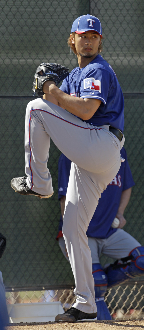 <YONHAP PHOTO-0246> Texas Rangers pitcher Yu Darvish, from Japan, throws during spring training baseball Thursday, Feb. 23, 2012, in Surprise, Ariz. (AP Photo/Charlie Riedel)/2012-02-24 05:43:18/ <저작권자 ⓒ 1980-2012 ㈜연합뉴스. 무단 전재 재배포 금지.>
Yu Darvish    AP-Yonhap News