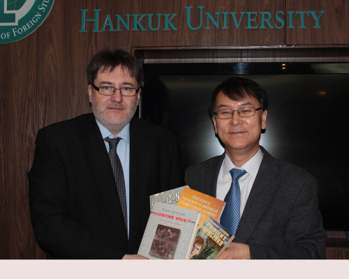 Sharing page brief BOOKS - 2 columns color
Czech Ambassador Jaroslav Olsa Jr. presents books from his country to Hankuk University of Foreign Studies vice president Lee Hyun-hwan in Seoul last week.   Czech Embassy
