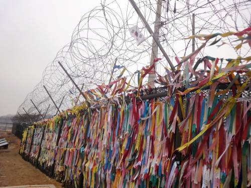 <YONHAP PHOTO-0993> TO GO WITH: SKorea-NKorea-tourism-border,FEATURE by Jung Ha-Won..This photo taken on March 14, 2012 shows messages of hope for reunification on a military barbed wire fence at Imjingak peace park in Paju near the Demilitarized Zone (DMZ) dividing the two Koreas. South Korea is trying to put a more positive spin on environmental tourism at the border, by promoting its ecological value and opening trekking routes, where visitors will also get a chance to peek into the reclusive North. AFP PHOTO/JUNG HA-WON../2012-03-20 20:58:01/ <저작권자 ⓒ 1980-2012 ㈜연합뉴스. 무단 전재 재배포 금지.>
This photo taken on March 14, 2012 shows messages of hope for reunification on a military barbed wire fence at Imjingak Peace Park in Paju near the Demilitarized Zone (DMZ) dividing the two Koreas.  AFP-Yonhap News
