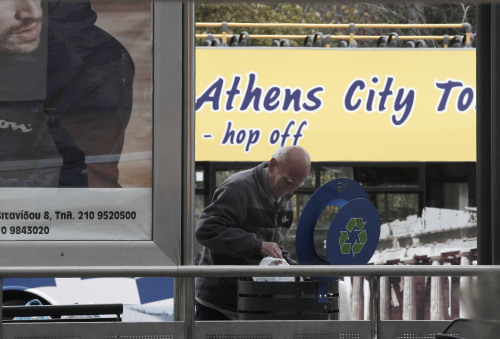 <YONHAP PHOTO-1723> An elderly man searches in a garbage bin at the tram station in central Athens, Wednesday, March 14, 2012. The Fitch ratings agency on Tuesday upgraded Greece's new bonds out of "restricted default" status to a B- rating, after Athens carried out the biggest debt writedown in history in a bond swap with private creditors. International debt inspectors, however, warned the country's recovery will be slower and harder than expected. (AP Photo/Dimitri Messinis)/2012-03-14 20:46:00/ <저작권자 ⓒ 1980-2012 ㈜연합뉴스. 무단 전재 재배포 금지.>
An elderly man searches in a garbage bin at the tram station in central Athens.  AP-Yonhap News
An elderly man searches in a garbage bin at the tram station in central Athens.  AP-Yonhap News