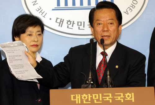 <YONHAP PHOTO-0314> 김희철, 이정희 사퇴 거듭주장 (서울=연합뉴스) 김병만 기자 = 민주통합당 김희철 의원이 21일 오전 국회에서 열린 기자회견에서 서울 관악을 경선과정에서 여론조작과 관련해 ARS 증거를 제시하며 통합진보당 이정희 후보의 사퇴를 주장하고 있다. 2012.3.21 kimb01@yna.co.kr/2012-03-21 10:29:06/ <저작권자 ⓒ 1980-2012 ㈜연합뉴스. 무단 전재 재배포 금지.>
Rep. Kim Hee-chull of the Democratic United Party holds a press conference at the National Assembly in Yeouido, Seoul, on Wednesday, urging Rep. Lee Jung-hee of the United Progressive Party to give up her unified candidacy of the DUP-UPP alliance for the April 11 parliamentary elections.  Yonhap News
