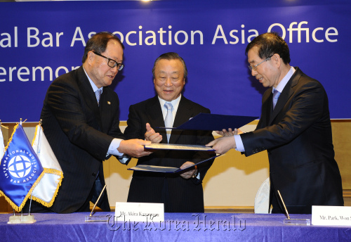 Seoul City Mayor Park Won-soon (right), IBA President Akira Kawamura (center) and Korean Bar Association President Shin Young-moo sign a memorandum of understanding at the IBA Asia office opening ceremony in Seoul on Wednesday SMG