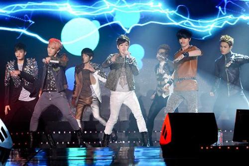 BTOB(가수)\r\n신인 7인조 그룹 비투비(BTOB)가 ‘비투비 프리미엄 론칭쇼’를 성공적으로 마치며 대형신인의 탄생을 알렸다.
