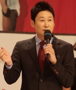 신동엽(MC,개그맨)\r\nSBS ‘강심장’ 측이 신동엽 새 MC설에 대해 말을 아꼈다.