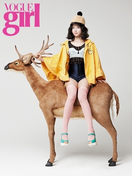 김유정(영화배우,탤런트)\r\nMBC 드라마 ‘해를 품은 달’에서 한가인의 아역으로 열연했던 배우 김유정(12)이 어린나이에 과감한 의상을 입고 촬영에 나서 논란이 되고 있다. \r\n　