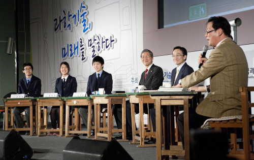 <YONHAP PHOTO-1107> 과학기술 꿈나무들과의 만남 (서울=연합뉴스) 21일 오후 국가과학기술위원회가 한국과학기술기획평가원과 과학기술정책연구원과 함께 경기과학고등학교 창조관 체육관에서 '과학기술 꿈나무들과의 만남' 행사를 개최했다. 김도연 국가과학기술위원회 위원장과 신희섭 한국과학기술연구원 뇌과학연구소장이 경기과학고등학교 학생들과 함께 이공계 청소년들의 꿈과 고민에 대한 이야기를 나누고 있다. 2012.3.21 << 국가과학기술위원회 >> photo@yna.co.kr/2012-03-21 21:03:34/ <저작권자 ⓒ 1980-2012 ㈜연합뉴스. 무단 전재 재배포 금지.>\r\n<YONHAP PHOTO-1107> 과학기술 꿈나무들과의 만남 (서울=연합뉴스) 21일 오후 국가과학기술위원회가 한국과학기술기획평가원과 과학기술정책연구원과 함께 경기과학고등학교 창조관 체육관에서 '과학기술 꿈나무들과의 만남' 행사를 개최했다. 김도연 국가과학기술위원회 위원장과 신희섭 한국과학기술연구원 뇌과학연구소장이 경기과학고등학교 학생들과 함께 이공계 청소년들의 꿈과 고민에 대한 이야기를 나누고 있다. 2012.3.21 << 국가과학기술위원회 >> photo@yna.co.kr/2012-03-21 21:03:34/ <저작권자 ⓒ 1980-2012 ㈜연합뉴스. 무단 전재 재배포 금지.>\r\n<YONHAP PHOTO-1107> 과학기술 꿈나무들과의 만남 (서울=연합뉴스) 21일 오후 국가과학기술위원회가 한국과학기술기획평가원과 과학기술정책연구원과 함께 경기과학고등학교 창조관 체육관에서 '과학기술 꿈나무들과의 만남' 행사를 개최했다. 김도연 국가과학기술위원회 위원장과 신희섭 한국과학기술연구원 뇌과학연구소장이 경기과학고등학교 학생들과 함께 이공계 청소년들의 꿈과 고민에 대한 이야기를 나누고 있다. 2012.3.21 << 국가과학기술위원회 >> photo@yna.co.kr/2012-03-21 21:03:34/ <저작권자 ⓒ 1980-2012 ㈜연합뉴스. 무단 전재 재배포 금지.>