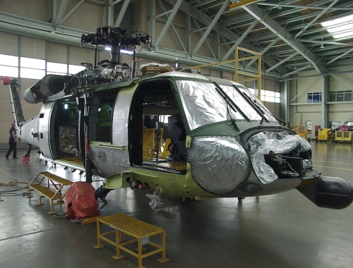대한항공이 최근 미 육군 헬기인 아파치 롱보우(AH-64D), 블랙호크 (UH-60), 시누크(CH-47)와 미 공군의 전투 탐색 헬기(HH-60)에 대한 창정비 사업 수주 입찰에서 최종 사업자로 선정됐다. 창정비는 정비고에서 완전 분해해 진행하는 최상위 단계의 종합정밀정비로, 대한항공은 올해부터 2016년까지 총 5년간 약 200억 규모의 사업을 수행하게 된다.  [사진제공=대한항공]
