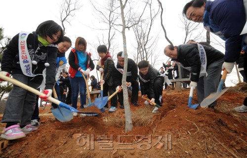 22일 오전 성미산(마포구 성산1동 산11-64 시유지)에서 마포구는 제 67회 식목일을 맞이하여 성미산 지킴이,마포구민, 마포구직원등 120여명이 소나무등 1910그루의 어린 나무를 심는 식목일나무심기 행사를 가졌다. 이상섭 기자. babtong@heraldm.com 2012.03.22\r\n22일 오전 성미산(마포구 성산1동 산11-64 시유지)에서 마포구는 제 67회 식목일을 맞이하여 성미산 지킴이,마포구민, 마포구직원등 120여명이 소나무등 1910그루의 어린 나무를 심는 식목일나무심기 행사를 가졌다. 이상섭 기자. babtong@heraldm.com 2012.03.22\r\n22일 서울 마포구 성산동 성미산. 마포구민과 구청직원 등이 성미산에 소나무 등 모두 1910그루의 나무를 심고 있다. 나무를 심어 더 푸른 산, 더 깨끗한 공기를 후세들에게 남겨줘야 한다.  이상섭 기자/babtong@