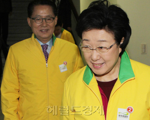 민주통합당 한명숙 대표 등이 22일 오전 야권연대 문제 등을 논의하기 위해 비공개로 열린 서울 영등포당사 최고위원회의장으로 들어서고 있다. 박현구 기자phko@h\r\n민주통합당 한명숙 대표 등이 22일 오전 야권연대 문제 등을 논의하기 위해 비공개로 열린 서울 영등포당사 최고위원회의장으로 들어서고 있다. 박현구 기자phko@h\r\n여론조사 부정 파문에 휩싸인 이정희 통합진보당 공동 대표가 사퇴를 거부하며 야권연대에 심각한 균열이 생긴 가운데 민주통합당은 진퇴양난에 빠졌다. 22일 한명숙 민주당 대표가 야권연대 문제를 논의하기 위해 비공개로 열린 최고위원회의에 들어서고 있다.  박현구 기자/phko@