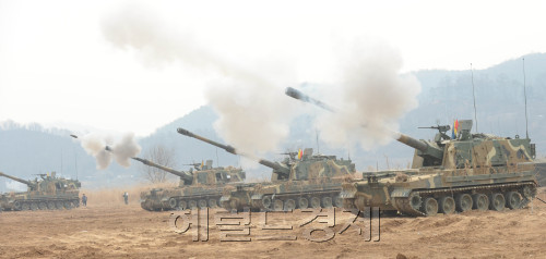 벌써 720일이 지났다. 지난 2010년 3월 26일 21시22분. 천안함은 북한군의 공격을 받고 침몰했다. 이때 천안함에 타고 있던 46인의 용사는 다시 돌아오지 못할 길을 떠났다. 2년이 흐른 지금. 겉으로는 평온해 보이는 대한민국. 대한민국 육군은 22일 오전 경기도 파주시 두포나루터에서 천안함 피격 2주기를 앞두고 K-9 자주포 사격훈련을 실시했다. 　파주=김명섭 기자/msiron@