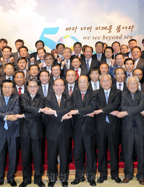 22일 오전 올해 창립 50주년을 맞은 수협중앙회가 제50기 정기총회를 열고 이종구(앞줄 왼쪽에서 4번째) 수협중앙회 회장과 각 지역 조합장들이 화합과 번영을 다짐하며 기념촬영을 하고 있다./ 안훈기자 rosedale@ 2012.03.22\r\n22일 오전 올해 창립 50주년을 맞은 수협중앙회가 제50기 정기총회를 열고 이종구(앞줄 왼쪽에서 4번째) 수협중앙회 회장과 각 지역 조합장들이 화합과 번영을 다짐하며 기념촬영을 하고 있다./ 안훈기자 rosedale@ 2012.03.22