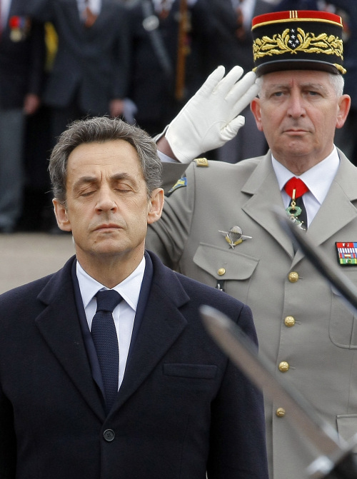 <YONHAP PHOTO-0461> French President Nicolas Sarkozy pays homage to the three soldiers killed by a suspect Interior Ministry official identified as Mohammad Merah, claiming al-Qaida links, and also suspected in the killings of three Jewish children and a rabbi, Wednesday, March 21, 2012 in Montauban, southwestern France. Soldliers were Imad Ibn-Ziaten, 30, a paratrooper in the 1st Airborne Transportation Regiment based in Toulouse, Abel Chennouf, 25, who served in the 17th paratrooper combat engineering regiment based in Montauban and Mohamed Legouade, 26, the second paratrooper killed in the same shooting. (AP Photo/Jacques Brinon, Pool)/2012-03-22 06:10:30/ <저작권자 ⓒ 1980-2012 ㈜연합뉴스. 무단 전재 재배포 금지.>
French President Nicolas Sarkozy  AP-Yonhap News
French President Nicolas Sarkozy  AP-Yonhap News