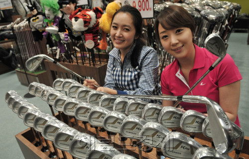 이마트가 22일부터 윌슨 연습용 아이언을 파격가인 9900원에 판매하는 행사를 가지고 있다. 이마트는 이 행사를 위해 윌슨 7번 아이언 3만개의 물량을 준지하고 도 테일러메이드 R11드라이버를 34만9천원,캘러웨이 호크 드라이버를 29만 9천원에 준비했다. <br />정희조 기자/checho@heraldm.com 120322\r\n이마트가 22일부터 윌슨 연습용 아이언을 파격가인 9900원에 판매하는 행사를 가지고 있다. 이마트는 이 행사를 위해 윌슨 7번 아이언 3만개의 물량을 준지하고 도 테일러메이드 R11드라이버를 34만9천원,캘러웨이 호크 드라이버를 29만 9천원에 준비했다. \n정희조 기자/checho@heraldm.com 120322