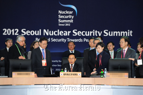이명박 대통령이 22일 2012 서울 핵안보정상회의가 열리는 코엑스를 방문 정상회의장에서 관계자들과 준비상황을 점검하고 있다./<br />정희조 기자/checho@heraldm.com 120322
President Lee Myung-bak takes stock of preparations for the upcoming Seoul Nuclear Security Summit at COEX in southern Seoul on Thursday.   Chung Hee-cho/The Korea Herald