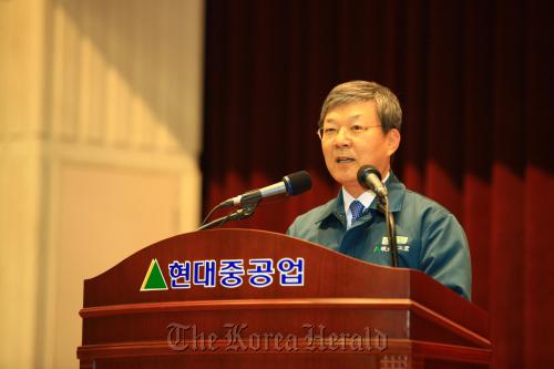Hyundai Heavy Industries CEO Lee Jae-sung speaks at a ceremony to celebrate the company’s 40th anniversary at its headquarters in Ulsan on Thursday.    HHI