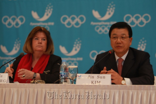 Kim Jin-sun (right), president of the PyeongChang 2018 Organizing Committee and Gunilla Lindberg, head of the IOC Coordination Commission, attend a news conference in PyeongChang on Thursday.  PyeongChang 2018 Organizing Committee