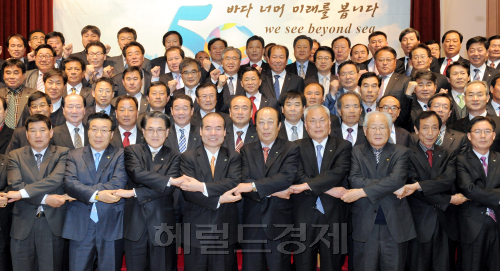 22일 오전 올해 창립 50주년을 맞은 수협중앙회가 제50기 정기총회를 열고 이종구(앞줄 왼쪽에서 4번째) 수협중앙회 회장과 각 지역 조합장들이 화합과 번영을 다짐하며 기념촬영을 하고 있다./ 안훈기자 rosedale@ 2012.03.22\r\n22일 오전 올해 창립 50주년을 맞은 수협중앙회가 제50기 정기총회를 열고 이종구(앞줄 왼쪽에서 4번째) 수협중앙회 회장과 각 지역 조합장들이 화합과 번영을 다짐하며 기념촬영을 하고 있다./ 안훈기자 rosedale@ 2012.03.22\r\n22일 오전 올해 창립 50주년을 맞은 수협중앙회가 제50기 정기총회를 열고 이종구(앞줄 왼쪽에서 4번째) 수협중앙회 회장과 각 지역 조합장들이 화합과 번영을 다짐하며 기념촬영을 하고 있다./ 안훈기자 rosedale@ 2012.03.22