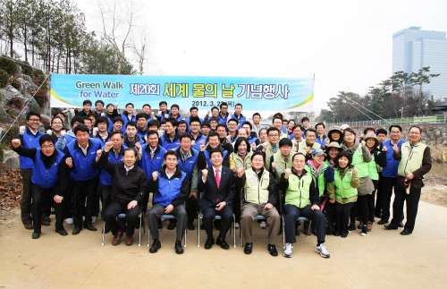 <YONHAP PHOTO-1265> 삼성전자, '세계 물의 날' 맞아 Planet First활동 실시 (서울=연합뉴스) 삼성전자가 22일 제20회 '세계 물의 날'을 맞이해 수원, 구미, 광주 등 국내 사업장과 미국, 중국, 베트남, 헝가리, 브라질 등 해외법인에서 다양한 물 절약·물 보존 활동을 전개했다. 행사에 참석한 삼성전자 이기학(앞줄 왼쪽 두번째)환경안전센터장, 염태영(앞줄 왼쪽 세번째)수원시장 등 임직원들이 기념촬영을 하고 있다. 2012.3.22 << 삼성전자 >> photo@yna.co.kr/2012-03-22 18:14:36/ <저작권자 ⓒ 1980-2012 ㈜연합뉴스. 무단 전재 재배포 금지.>\r\n<YONHAP PHOTO-1265> 22일 오후  2012.3.22 << 삼성전자 >> photo@yna.co.kr/2012-03-22 18:14:36/ <저작권자 ⓒ 1980-2012 ㈜연합뉴스. 무단 전재 재배포 금지.>