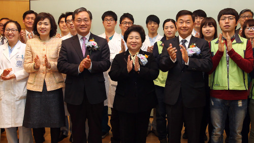<YONHAP PHOTO-1112> 여성가족부, '찾아가는 무료 치과진료소' 발대 (서울=연합뉴스) 유용석 기자 = 22일 오후 종로구 서울대학교치과병원에서 여성가족부 주최로 열린 '찾아가는 가족사랑 치과진료소 발대식'에서 김금래 장관을 비롯한 자원봉사자들이 기념촬영을 하고 있다. 2012.3.22 yalbr@yna.co.kr/2012-03-22 16:01:36/ <저작권자 ⓒ 1980-2012 ㈜연합뉴스. 무단 전재 재배포 금지.>\r\n<YONHAP PHOTO-1112> 여성가족부, '찾아가는 무료 치과진료소' 발대 (서울=연합뉴스) 유용석 기자 = 22일 오후 종로구 서울대학교치과병원에서 여성가족부 주최로 열린 '찾아가는 가족사랑 치과진료소 발대식'에서 김금래 장관을 비롯한 자원봉사자들이 기념촬영을 하고 있다. 2012.3.22 yalbr@yna.co.kr/2012-03-22 16:01:36/ <저작권자 ⓒ 1980-2012 ㈜연합뉴스. 무단 전재 재배포 금지.>\r\n<YONHAP PHOTO-1112> 여성가족부, '찾아가는 무료 치과진료소' 발대 (서울=연합뉴스) 유용석 기자 = 22일 오후 종로구 서울대학교치과병원에서 여성가족부 주최로 열린 '찾아가는 가족사랑 치과진료소 발대식'에서 김금래 장관을 비롯한 자원봉사자들이 기념촬영을 하고 있다. 2012.3.22 yalbr@yna.co.kr/2012-03-22 16:01:36/ <저작권자 ⓒ 1980-2012 ㈜연합뉴스. 무단 전재 재배포 금지.>\r\n<YONHAP PHOTO-1112> 여성가족부, '찾아가는 무료 치과진료소' 발대 (서울=연합뉴스) 유용석 기자 = 22일 오후 종로구 서울대학교치과병원에서 여성가족부 주최로 열린 '찾아가는 가족사랑 치과진료소 발대식'에서 김금래 장관을 비롯한 자원봉사자들이 기념촬영을 하고 있다. 2012.3.22 yalbr@yna.co.kr/2012-03-22 16:01:36/ <저작권자 ⓒ 1980-2012 ㈜연합뉴스. 무단 전재 재배포 금지.>