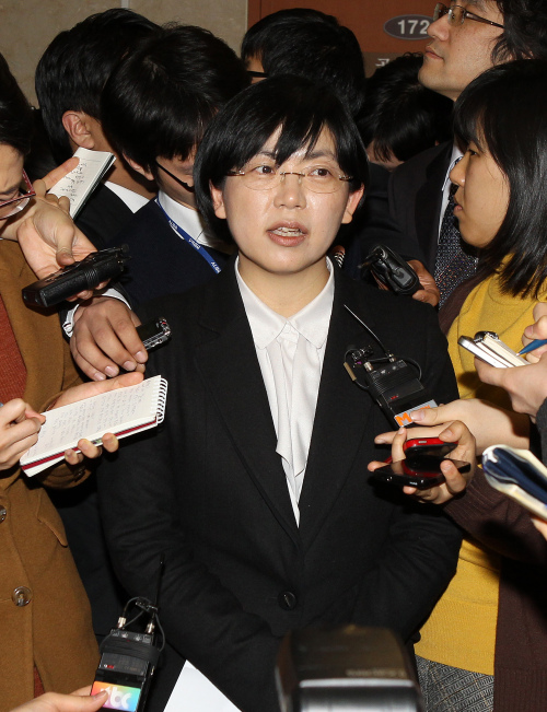 <YONHAP PHOTO-0755> 이정희, 서울 관악을 재경선 밝혀 <br />       (서울=연합뉴스) 김병만 기자 = 통합진보당 이정희 대표가 20일 오후 국회에서 서울 관악을 재경선 방침을 밝히며 기자들의 추가질문에 답하고 있다. <br />              2012.3.20<br /> kimb01@yna.co.kr/2012-03-20 17:32:58/<br /><저작권자 ⓒ 1980-2012 ㈜연합뉴스. 무단 전재 재배포 금지.>