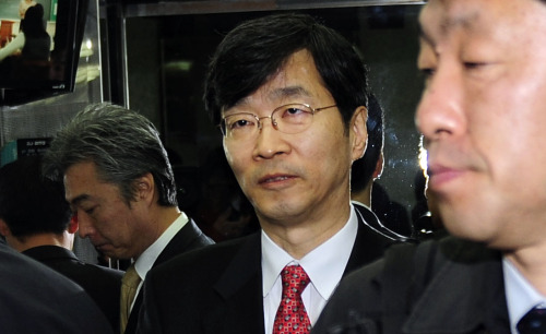 서울시교육청 공무원 노조가 지난 27일 곽노현 교육감의 편법 인사를 비판하는 성명서를 발표한 뒤 29일 오전 교육청 앞에서 '1인 시위'를 벌이고 있는 가운데 확 교육감이 굳은표정으로 출근하고 있다. 박해묵 기자/mook@heraldm.com\r\n서울시교육청 공무원 노조가 지난 27일 곽노현 교육감의 편법 인사를 비판하는 성명서를 발표한 뒤 29일 오전 교육청 앞에서 '1인 시위'를 벌이고 있는 가운데 확 교육감이 굳은표정으로 출근하고 있다. 박해묵 기자/mook@heraldm.com\r\n서울시교육청 공무원 노조가 지난 27일 곽노현 교육감의 편법 인사를 비판하는 성명서를 발표한 뒤 29일 오전 교육청 앞에서 '1인 시위'를 벌이고 있는 가운데 확 교육감이 굳은표정으로 출근하고 있다. 박해묵 기자/mook@heraldm.com