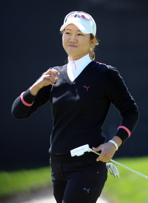 <YONHAP PHOTO-0191> CARLSBAD, CA - MARCH 22: Ji Young Oh of South Korea reacts to her birdie on the 18th green during the first round of the Kia Classic at La Costa Resort and Spa on March 22, 2012 in Carlsbad, California. Harry How/Getty Images/AFP== FOR NEWSPAPERS, INTERNET, TELCOS & TELEVISION USE ONLY ==../2012-03-23 05:55:41/ <저작권자 ⓒ 1980-2012 ㈜연합뉴스. 무단 전재 재배포 금지.>
Korea’s Oh Ji-young reacts to her birdie on the 18th hole.  AFP-Yonhap News