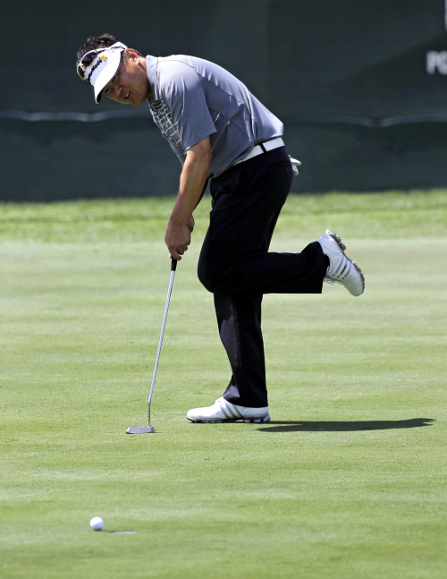 <YONHAP PHOTO-0137> Charlie Wi kicks out his foot as a birdie putt on the 17th green stops short of the cup during the first round of the Arnold Palmer Invitational golf tournament at Bay Hill, Thursday, March 22, 2012, in Orlando, Fla. (AP Photo/John Raoux)/2012-03-23 05:37:00/ <저작권자 ⓒ 1980-2012 ㈜연합뉴스. 무단 전재 재배포 금지.>
Korea’s Charlie Wi attempts a birdie putt on the 17th green on Thursday.
AP-Yonhap News