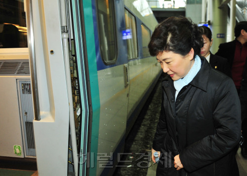 박근혜 새누리당 중앙선대위원장이 23일 오전 서울역에서  대구,경북 지역을 방문을 위해 KTX에 오르고 있다 . 박현구 기자phko@herlaldm.com 2012.03.23\r\n박근혜 새누리당 중앙선대위원장이 23일 오전 서울역에서  대구,경북 지역을 방문을 위해 KTX에 오르고 있다 . 박현구 기자phko@herlaldm.com 2012.03.23\r\n대구를 중심으로 한 무소속 바람이 심상치 않다. 박근혜 새누리당 비상대책위원장이 23일 대구·경북 텃밭을 사수하기 위한 행보에 오른다. 이날 KTX에 오르는 박근혜 위원장의 표정에 결연함이 느껴진다.  박현구 기자/pkko@heraldm.com