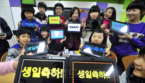 세종시 첫마을 4개교(참샘유치원, 참샘초교, 한솔중, 한솔고) 개교식이 23일 세종시 참샘초교에서 열려 6학년학생들이 스마트패드에 학교의 생일을 축하하고 있다. 이들 학교들은 우모든 교실에 녹색칠판 대신 '전자칠판'과 '전자교탁'이 설치되고 초등학교 4학년 이상부터는 '1인당 1개의 스마트패드'가 지원된다<br />세종시=김명섭 기자 msiron@\r\n세종시 첫마을 4개교(참샘유치원, 참샘초교, 한솔중, 한솔고) 개교식이 23일 세종시 참샘초교에서 열려 6학년학생들이 스마트패드에 학교의 생일을 축하하고 있다. 이들 학교들은 우모든 교실에 녹색칠판 대신 '전자칠판'과 '전자교탁'이 설치되고 초등학교 4학년 이상부터는 '1인당 1개의 스마트패드'가 지원된다\n세종시=김명섭 기자 msiron@