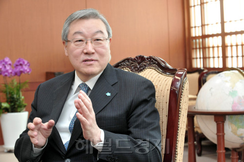 김성환 외교통상부장관.<br />정희조 기자/checho@heraldm.com 120320
Foreign Minister Kim Sung-hwan speaks during an interview with The Korea Herald in Seoul on Tuesday.  Chung Hee-cho/The Korea Herald