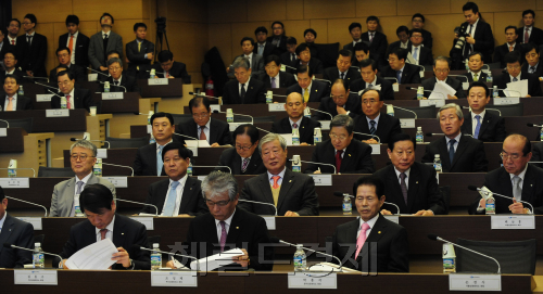23일 서울 남대문로 상의회관에서 전국 상공회의소 회장과 특별의원 등 85명이 모여 임시의원총회가 열린 가운데 손경식 대한·서울상공회의소 회장이 회장이 임기 3년의 제21대 대한상의 회장에 만장일치로 재선출됐다. 박해묵 기자/mook@heraldm.com\r\n23일 서울 남대문로 상의회관에서 전국 상공회의소 회장과 특별의원 등 85명이 모여 임시의원총회가 열린 가운데 손경식 대한·서울상공회의소 회장이 회장이 임기 3년의 제21대 대한상의 회장에 만장일치로 재선출됐다. 박해묵 기자/mook@heraldm.com