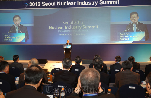 Prime Minister Kim Hwang-sik delivers congratulatory remarks at the Seoul Nuclear Industry Summit on Friday at the Grand InterContinental Hotel in southeastern Seoul.    Yonhap News