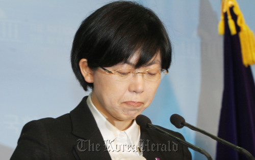 통합진보당 이정희 대표가 23일 국회 정론관에서 서울 관악을 야권 단일후보 사퇴 기자회견을 하고 있다. 박현구 기자phko@
Rep. Lee Jung-hee, a co-leader of the Unified Progressive Party, announces the renouncing of her candidacy at a news conference in the National Assembly on Friday.  Park Hyun-koo/The Korea Herald
Rep. Lee Jung-hee, a co-leader of the Unified Progressive Party, announces the renouncing of her candidacy at a news conference in the National Assembly on Friday.  Park Hyun-koo/The Korea Herald