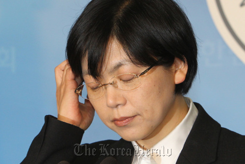 통합진보당 이정희 대표가 23일 국회 정론관에서 서울 관악을 야권 단일후보 사퇴 기자회견을 하고 있다. 박현구 기자phko@