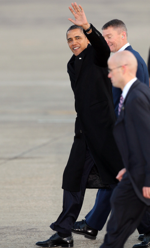 버락 오바마 (Barack Obama / 정치인/미국 대통령)\r\nU.S. President Barak Obama (right) waves upon his arrival at Osan airport in South Korea. (Yonhap News)