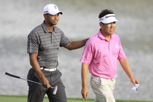타이거우즈(좌/골퍼/미국)/위찰리(우/위창수/골퍼)
<YONHAP PHOTO-0254> Tiger Woods, left, and Charlie Wi, of South Korea, walk off the 18th green after finishing their third round of the Arnold Palmer Invitational golf tournament at Bay Hill, Saturday, March 24, 2012, in Orlando, Fla. (AP Photo/John Raoux)/2012-03-25 08:47:56/ <저작권자 ⓒ 1980-2012 ㈜연합뉴스. 무단 전재 재배포 금지.>
Tiger Woods (left) and Charlie Wi walk off the 18th green after finishing their third round of the Arnold Palmer Invitational golf tournament at Bay Hill in Orlando, Florida, Saturday.  AP-Yonhap News