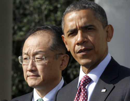 김용(좌/ 교수, 대학총장)/ 버락오바마(Barack Obama/정치인/미국대통령)\r\nPresident Barack Obama stands with Jim Yong Kim, his nominee to be the next World Bank President, in the Rose Garden of the White House in Washington, Friday. (AP-Yonhap News)