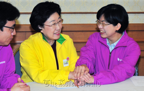 민주통합당 한명숙 대표와 통합진보당 이정희 공동대표가 25일 국회 귀빈식당에서 열린 야권연대 대표단회동에서 손을 잡고 대화하고 있다.박현구 기자phko@heraldm.com 2012.03.25
Democratic United Party chief Han Myeong-sook (left) converses with her counterpart from the Unified Progressive Party, Lee Jung-hee, at the National Assembly in Seoul on Sunday.  Park Hyun-koo/The Korea Herald