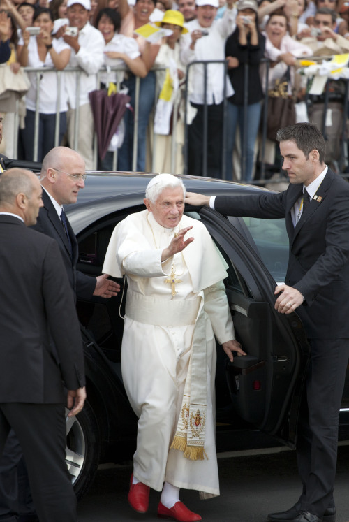 포프 베네딕트 16세(Pope Benedict XVI/종교인/ 로마 카톨릭 교황)
<YONHAP PHOTO-0370> Pope Benedict XVI arrives at the symbolic key ceremony in Guanajuato, Mexico, Saturday March 24, 2012. At the entrance to Guanajuato, Benedict received the keys to the city. The pope reserved his only public remarks Saturday for a gathering of about 4,000 children and their parents massed in the Plaza de Paz or Peace Plaza, where he arrived via his popemobile after the key ceremony. (AP Photo/Eduardo Verdugo)/2012-03-25 10:50:07/ <저작권자 ⓒ 1980-2012 ㈜연합뉴스. 무단 전재 재배포 금지.>
Pope Benedict XVI arrives at the symbolic key ceremony in Guanajuato, Mexico, Saturday.  AP-Yonhap News