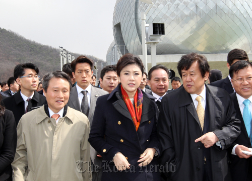Land Minister Kwon Do-youp (far left, first row), Thailand’s Prime Minister Yingluck Shinawatra (center), head of the ministry’s Office of National River Restoration Shim Myung-pil (second from right, first row) and other officials tour the Ipo weir in Yeoju, Gyeonggi Province, Sunday.  Yonhap News
