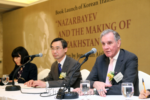 Jonathan Aitken (first from right) , author of President Nursultan Nazarbayev’s biography, speaks to reporters about the writing of the book at its launch in downtown Seoul on Sunday.  LG Chem