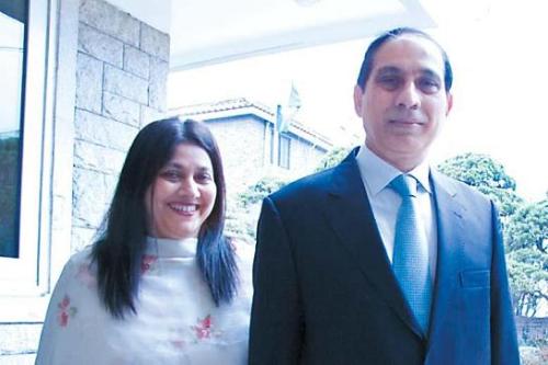 쇼캇 알리 무카담 (Shaukat Ali Mukadam/외국공무원/주한 파키스탄 대사관)
Ambassador Shaukat Ali Mukadam and his wife Kauser pose after the
Pakistani national flag was raised to mark their national day, on Friday at their Seoul residence. (Kirsty Taylor/The Korea Herald)