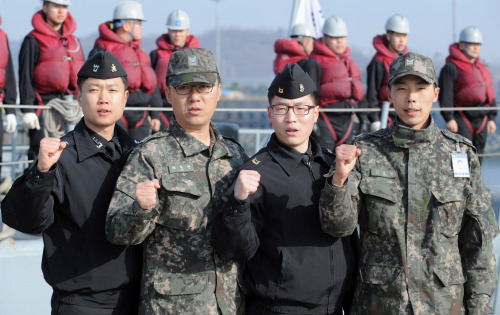 Survivors of the North Korean attack on the South Korean corvette pose
at the Second Fleet’s base in Pyeongtaek on March 21. From left are Navy
Lieutenant Park Yeon-su, Chief Petty Officer Heo Soon-haeng, Petty
Officer Gong Chang-pyo and Petty Officer Kim Hyo-hyung. (Joint Press Corps)