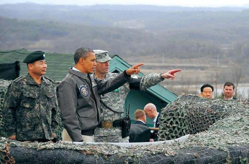 U.S. President Barack Obama is briefed by military officers at the Observation Post Ouellette in the Demilitarized Zone near the
Panmunjeom Joint Security Area on Sunday. Obama arrived in Korea for the Nuclear Security Summit that begins Monday.
(Lee Sang-sub/The Korea Herald)