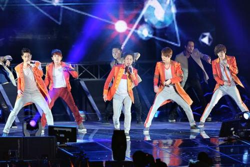 신화(가수)\r\n신화는 3월 25일 오후 5시 서울 올림픽공원 내 체조경기장에서 ‘2012 신화 그랜드 투어 인 서울-더 리턴’이라는 타이틀로 공연을 열고 1만 여명의 팬들을 찾았다.