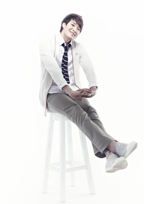 정겨운(탤런트,영화배우)\r\n180cm 넘는 훤칠한 키에 딱 벌어진 어깨, 거기다 얼굴까지 잘생겼다. 일명 ‘보고만 있어도 훈훈해진다’는 뜻을 가진 ‘훈남’의 조건에 딱 맞아떨어진다. 바로 모델출신으로 지난 2004년 모바일 드라마 ‘다섯개의 별’로 연기자로 데뷔한 배우 정겨운이 그 주인공이다.
