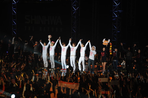신화(가수)\r\n‘최장수 아이돌’ 신화(김동완ㆍ신혜성ㆍ앤디ㆍ에릭ㆍ이민우ㆍ전진)는 건재했다. 신화는 지난 24,25일 이틀간 서울 올림픽공원 체조경기장에서 열린 컴백 콘서트 ‘2012 신화 그랜드 투어 인 서울 ‘더 리턴’’을 통해 화려하게 부활했다.