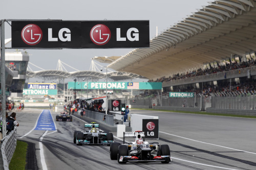 LG전자가 말레이시아 세팡(Sepang)에서 열린 F1™ 경기에서 글로벌 브랜드 파워를 과시하며 전 세계 F1™ 팬들을 사로잡았다. LG전자는 지난 2009년 대회부터 국내기업 최초의 F1™ 글로벌 파트너로 4년 째 후원하고 있다. [사진제공=LG전자]